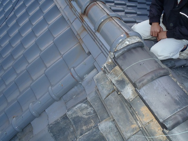 名東区で老朽化した瓦屋根を耐震のため葺き替え工事、既存瓦屋根の解体・防水シート施工の様子